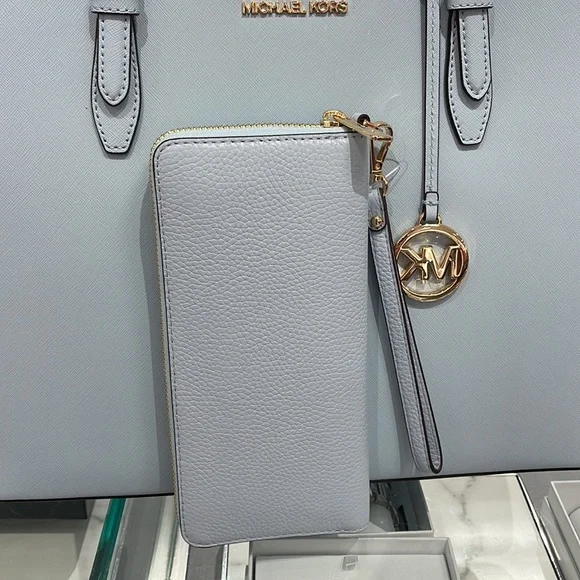 MICHAEL KORS LARGE TRAVEL CONTINENTAL WRISTLET WALLET PHONEHOLDER Vista Blue